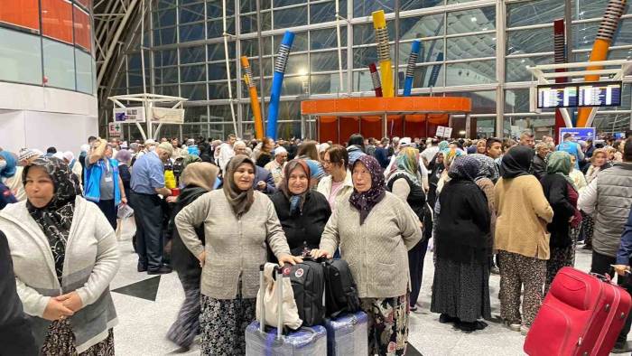 Hacı Adayları Dualarla Kutsal Topraklara Uğurlandı