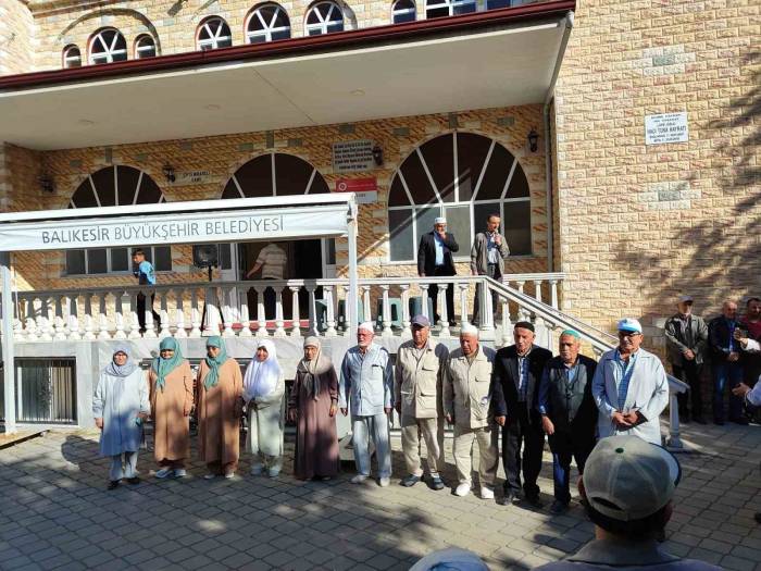 Burhaniye’de Hacılara Coşkulu Uğurlama