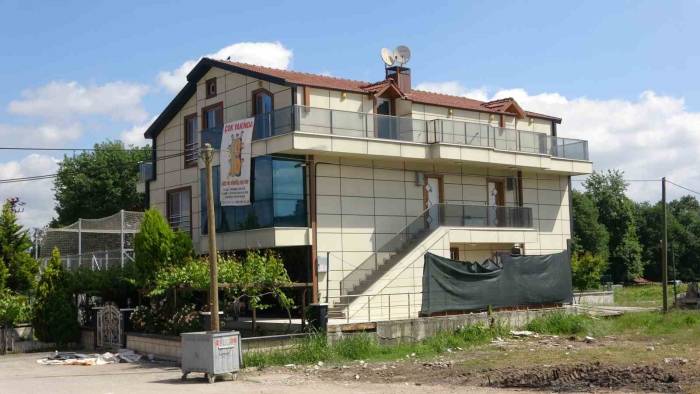 Kocaeli’de Pankart Gizemi: Herkes Nurettin’i Merak Etti