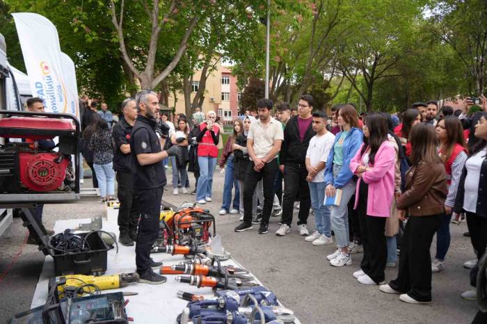 Üniversite Öğrencilerine ’temel Afet Bilinci Eğitimi’ Verildi