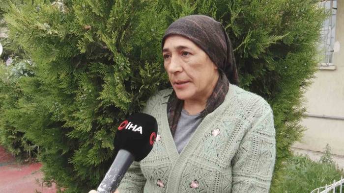 Metroda Bulduğu İçi Altın Dolu Çantayı Polise Teslim Etti