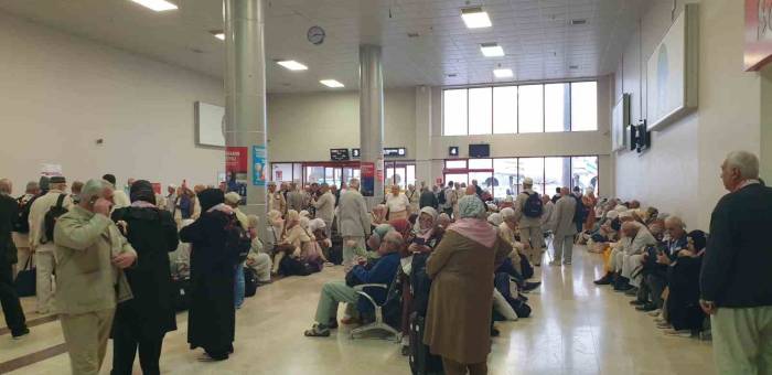 İlk Hac Kafilesi Dualarla Uğurlandı