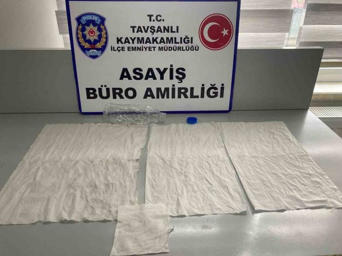 Otomobilden Peçeteye Emdirilmiş Uyuşturucu Çıktı: 2 Kişi Tutuklandı