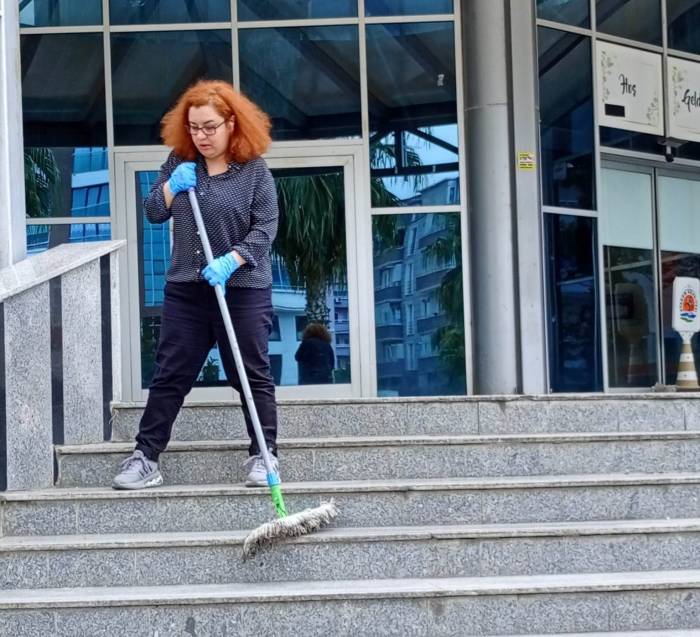 Basın Biriminden Temizliğe Gönderilen Gazeteci, Mücadelesine Destek İstedi