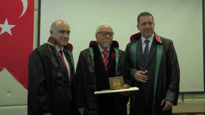 Emektar Avukatlara Plaket Ve Beratları Verildi