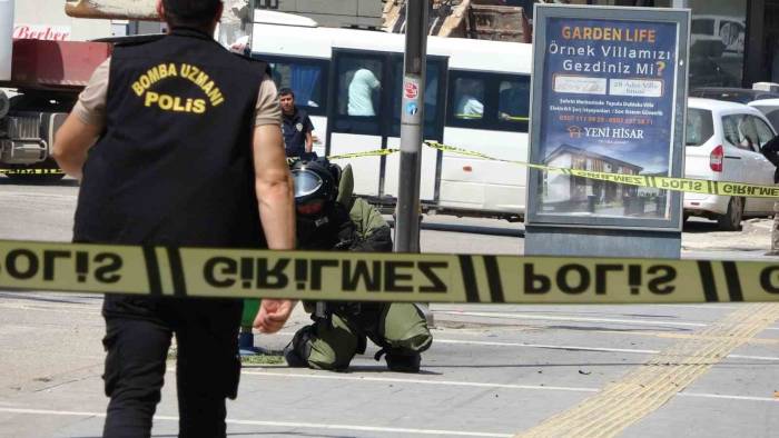 Kaldırımdaki Sırt Çantası Bomba Paniği Yaşattı