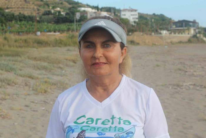 Antalya’da Ters Dönen Caretta Carettanın Yardımına Vatandaşlar Yetişti