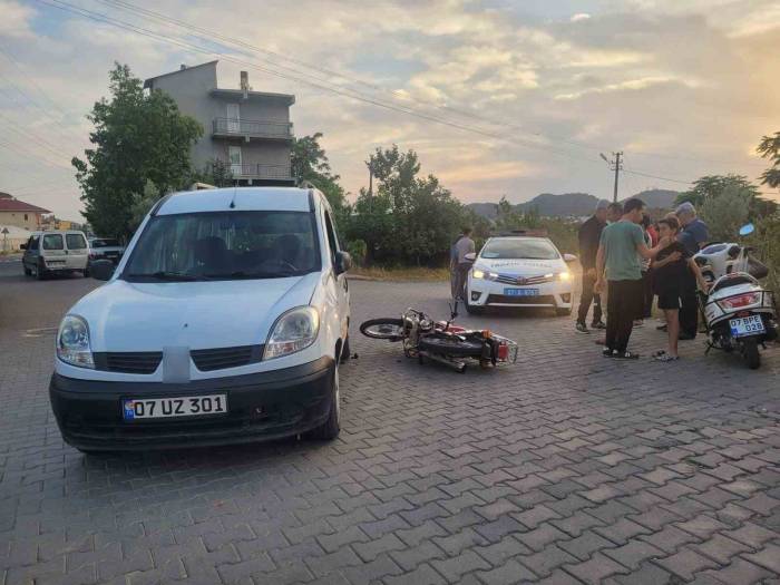 Hafif Ticari Araçla Motosiklet Çarpıştı: 1 Yaralı