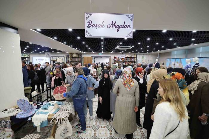 Bakmer Geleneksel Yıl Sonu Sergisi Zerre’den İnci’ye Görücüye Çıktı