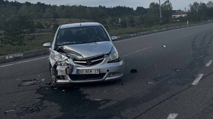 Kavşakta İki Otomobil Çarpıştı: 2 Yaralı