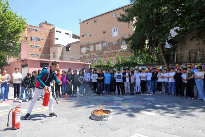 İtfaiyeden Öğrencilere Uygulamalı Eğitim