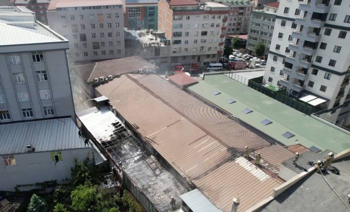 Sultangazi’de Ayakkabı İmalathanesinin Deposunda Yangın