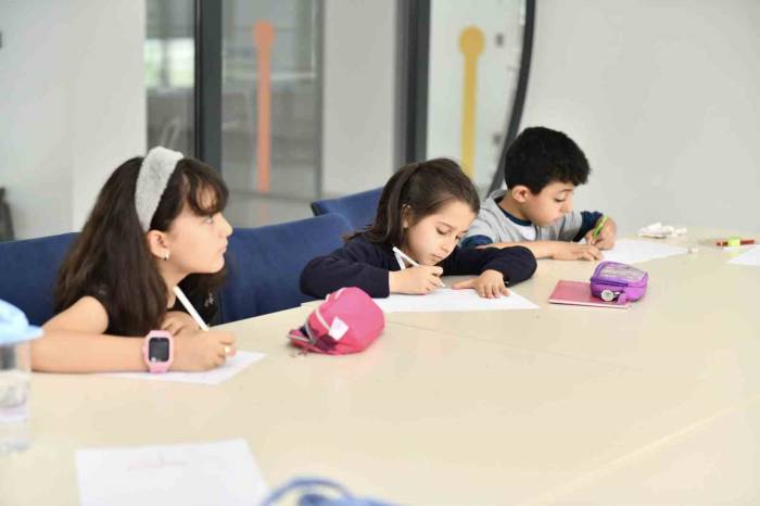 Esenyurt’ta Çocuk Üniversitesi’nde Çocuklar Verimli Vakit Geçirirken Öğreniyor