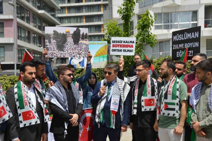 Gazze İçin Tek Yürek Olan İyyü Öğrencileri İsrail’in Gazze’ye Uyguladığı Soykırımı Protesto Etti