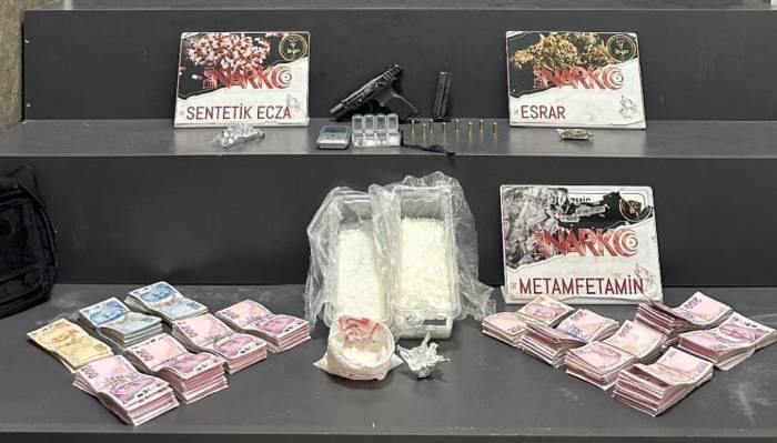 İzmir’de Uyuşturucu Sevkiyatı Yapan Motosikletli Yakalandı