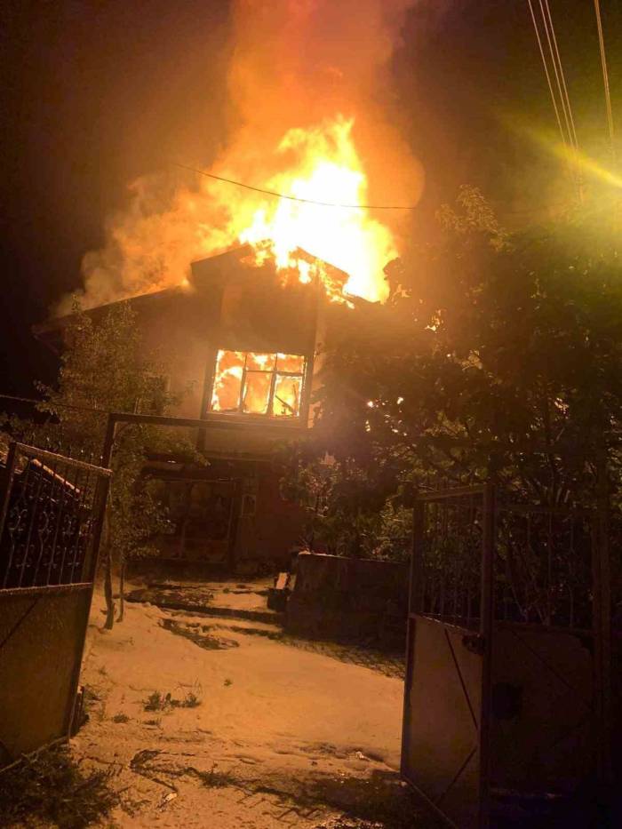 Karabük’te İki Katlı Ev Alevlere Teslim Oldu