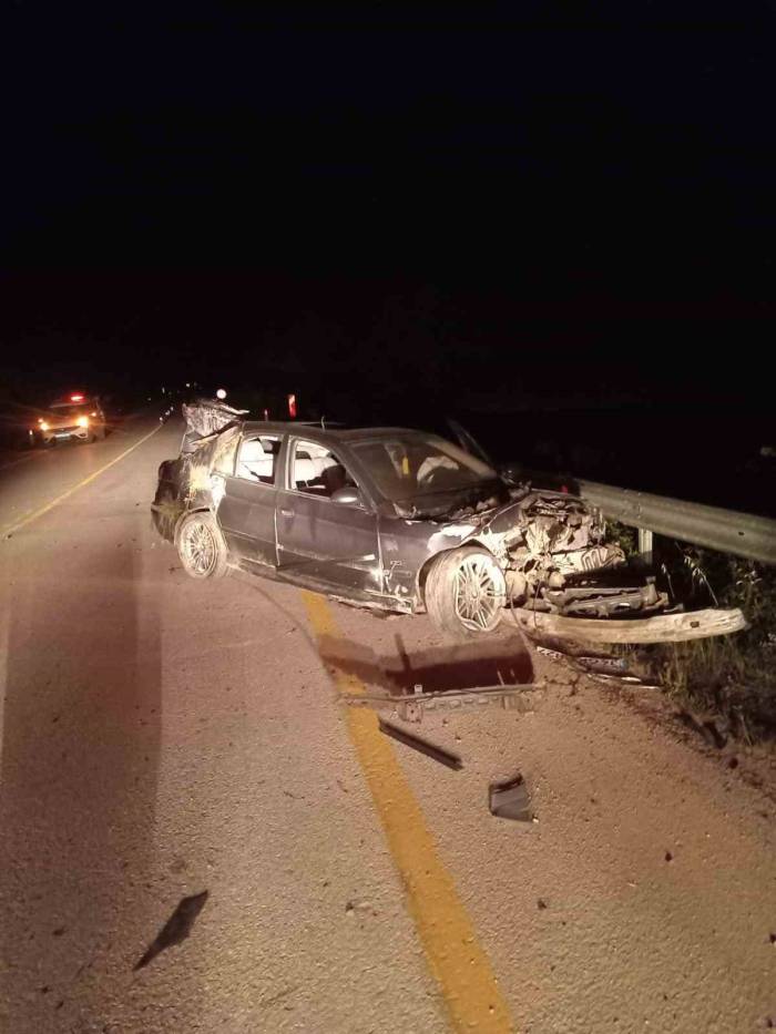 Önce Ağaçlara, Sonra Bariyerlere Çarptı: 1 Yaralı