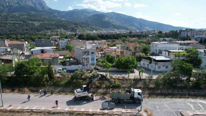 Manisa’daki 17 Kilometrelik Sulama Kanalı Temizleniyor