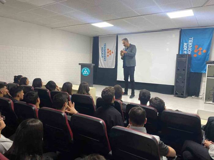 Yazar Hakan Pütün’den Şiir Ve Söyleşi Programı