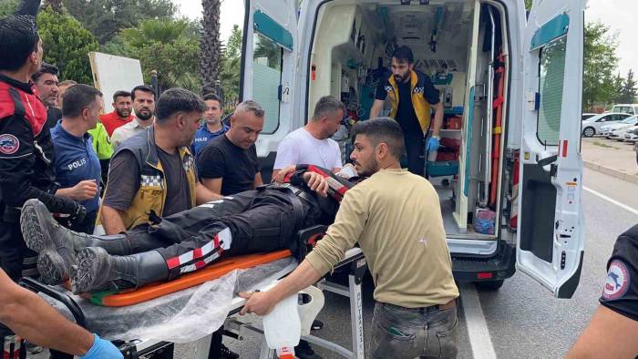 Yunus Polislerinin Motosikleti Devrildi: 2 Yaralı