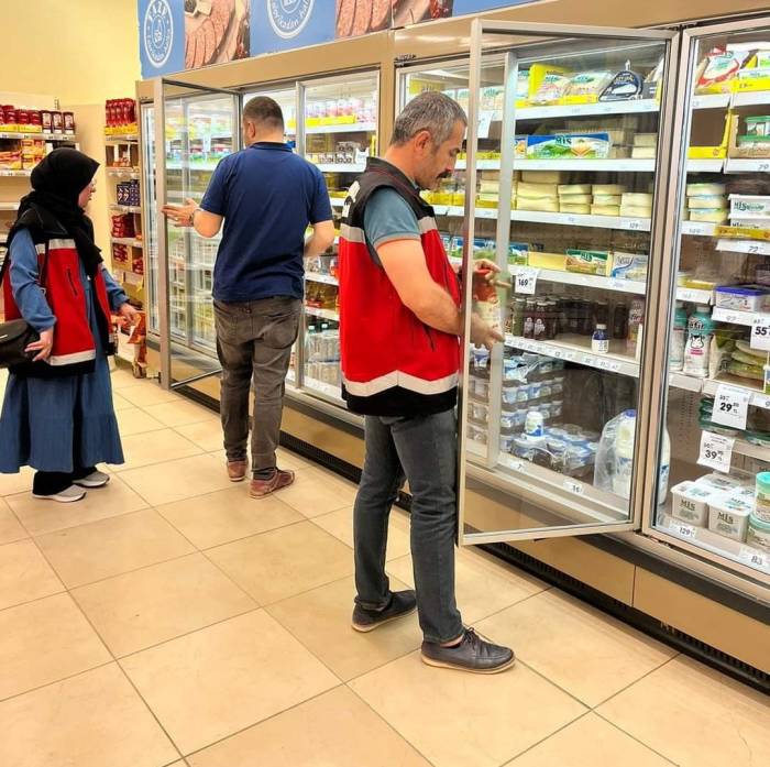 Gölbaşı’nda Marketlerde Gıda Denetimi Yapıldı