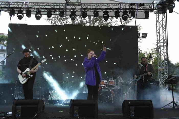 Beşiktaş Gençlik Festivali Konserleri’nde Gross Grubu Ve Paptircem Sahne Aldı