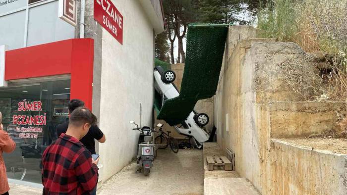 Park Ederken El Freni Çekilmeyen Otomobil 5 Metre Yükseklikten Beton Zemine Düştü