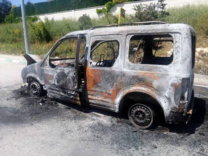 Din Görevlisi Alev Alan Araçtan Son Anda Kurtuldu