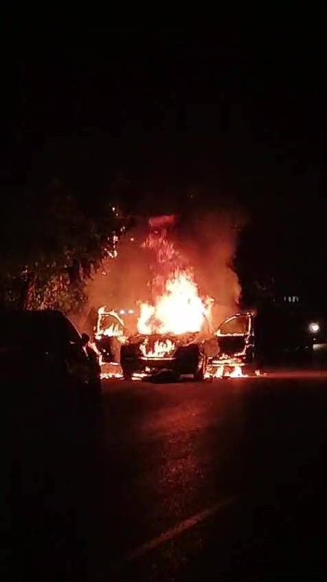 Park Halindeki Araç Alev Topuna Döndü