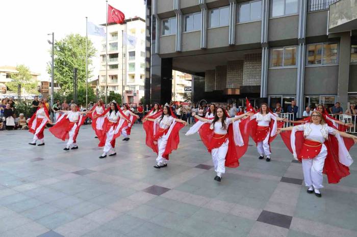 Halk Oyunları Gösterileri İlgiyle İzlendi