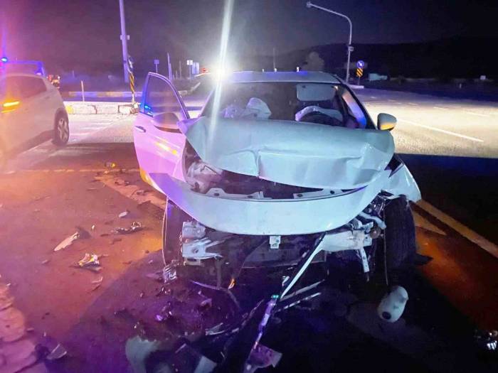 Konya’da 2 Otomobil Çarpıştı: 4 Yaralı