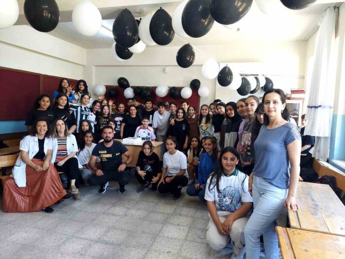 Ortaokul Öğrencileri, Sobadan Yanan Arkadaşlarına Doğum Günü Sürprizi Yaptı