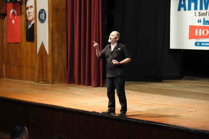 Sanatçı Emniyet Müdürü’nden Gençlere Altın Tavsiyeler