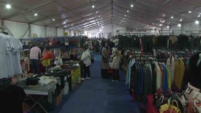 Sancaktepe’de Kurulan İndirim Fuarı Vatandaşları Ağırlıyor