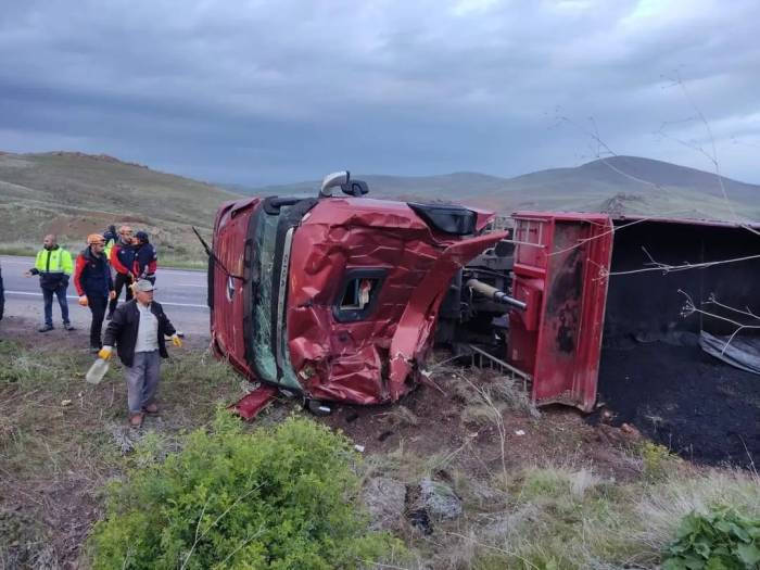 Devrilen Tırın Sürücüsü Yaralandı