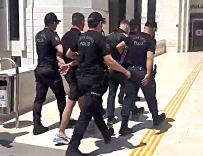 Edremit’te Taksiciyi Dövdüler, Telefonu Alıp Kaçarken Polise Yakalandılar