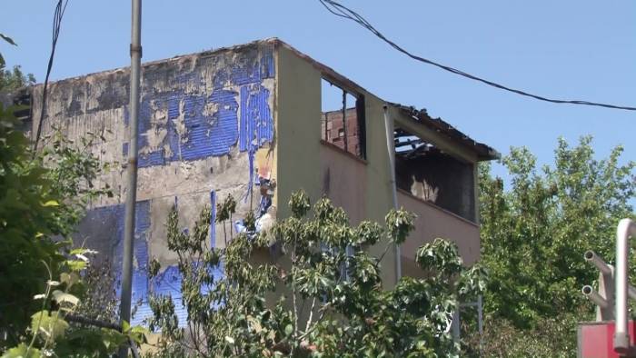 Ümraniye’de Gecekonduda Çıkan Yangın Apartmanın Çatısına Sıçradı