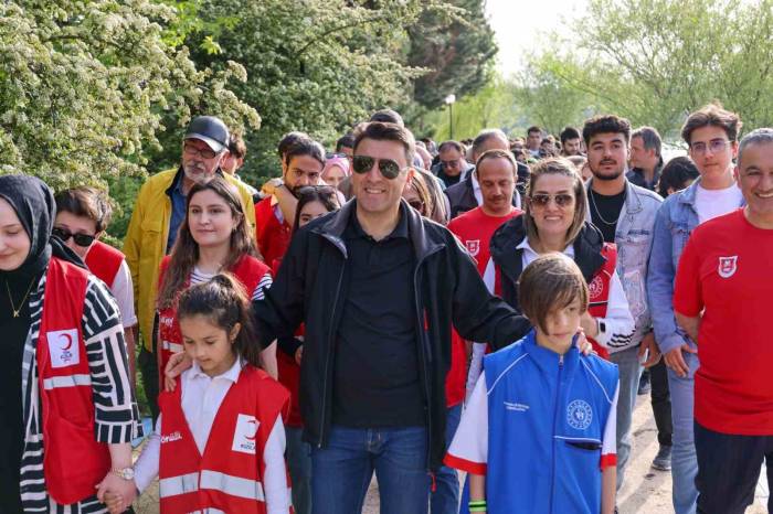 Vali Gençlik Yürüyüşüne Katıldı