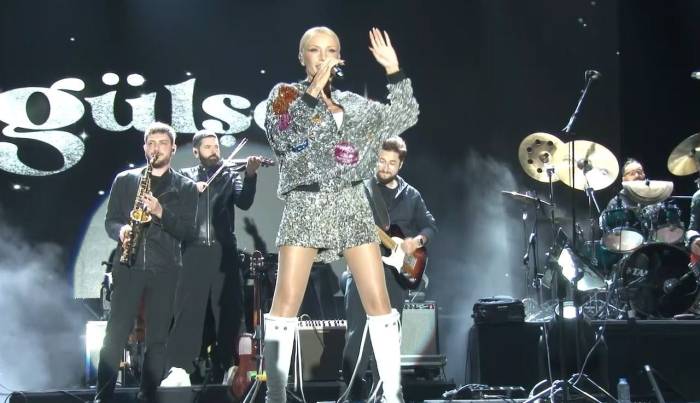 Avcılar’da 19 Mayıs Kutlamasında Gülşen Sahne Aldı