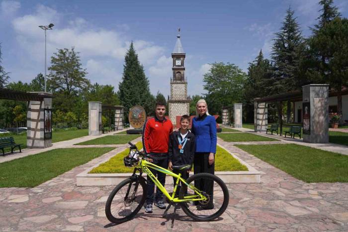 Belediye Başkanından Başarılı Sporcuya Anlamlı Hediye