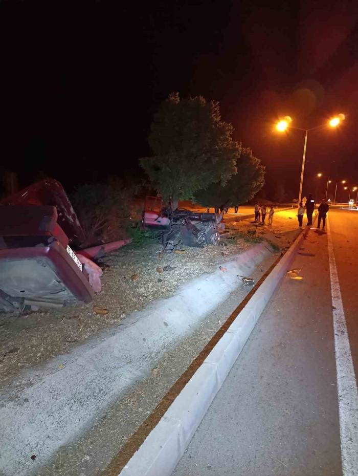 Kontrolden Çıkıp Refüjdeki Ağaca Çarpan Otomobil İkiye Bölündü