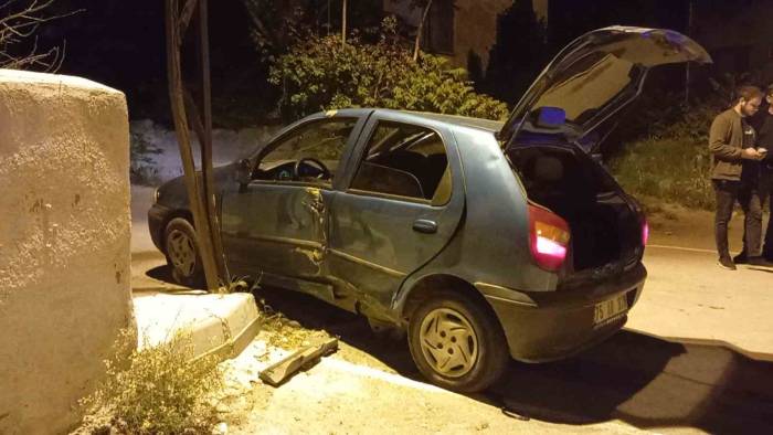 Dur İhtarına Uymayan Otomobil Direğe Çarparak Durabildi