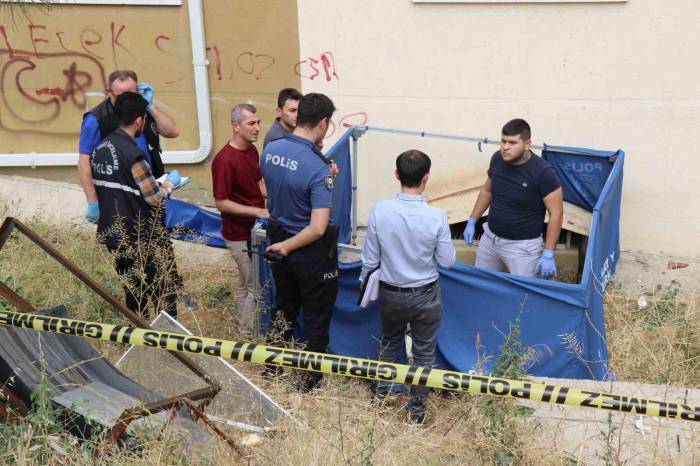 14 Katlı Binanın 8. Katından Düşen Minik Umut Yaşamını Yitirdi