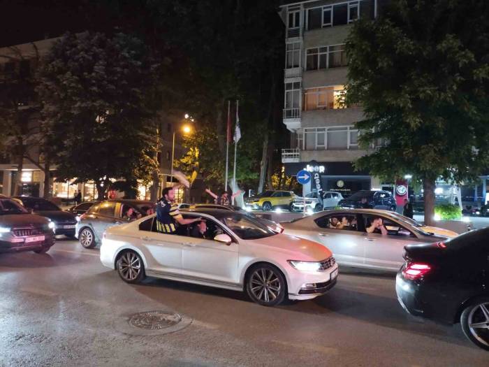 Derbi Galibiyetini Taraftarlar Bağdat Caddesi’nde Kutladı