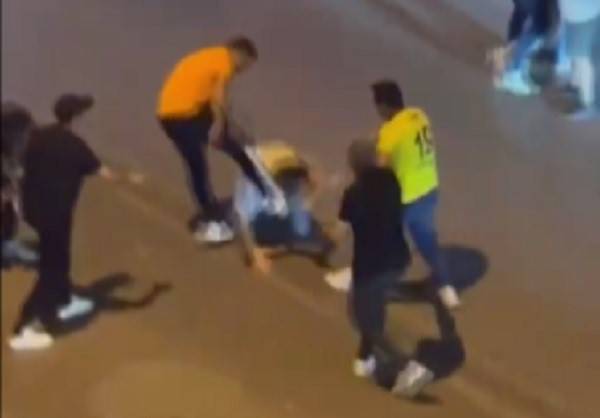 İzmir’de Galatasaray Ve Fenerbahçeli Taraftarlar Birbirine Girdi