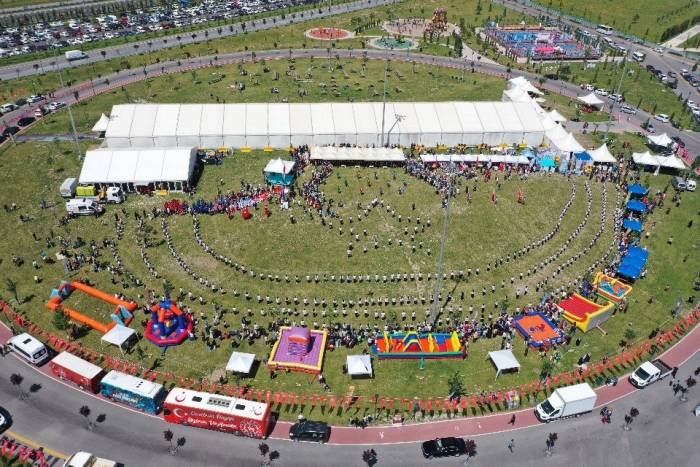 500 Öğrenciden Ay-yıldızlı ‘Zeybek’ Gösterisi