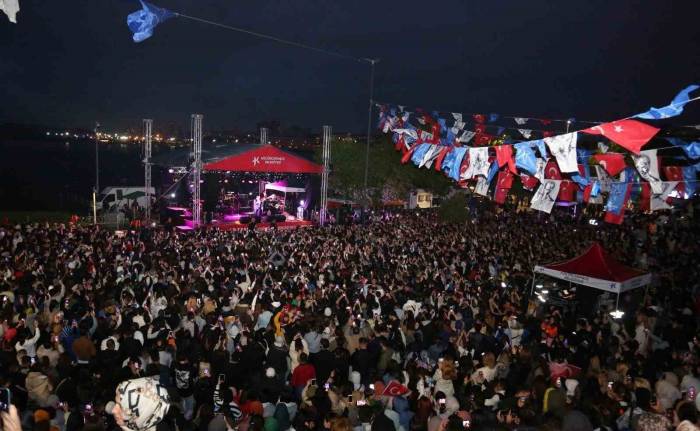 Küçükçekmece’de 19 Mayıs Kutlamalarında Mert Demir Konseri