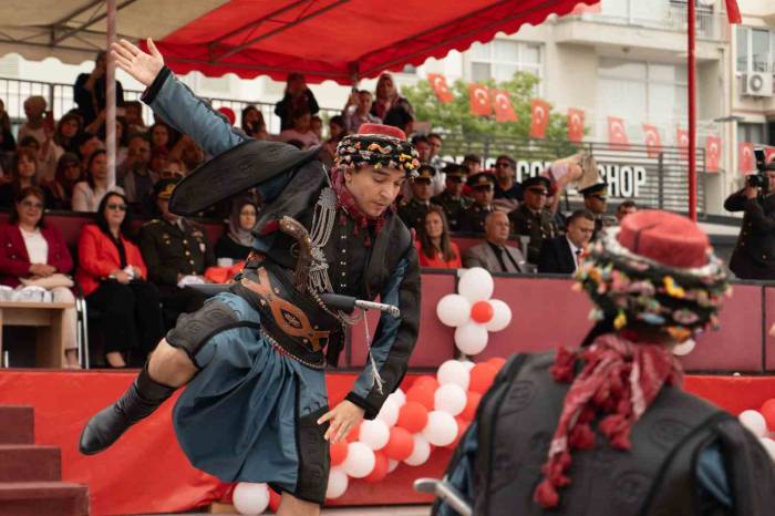 Manisa’da Genç Sporcuların Gösterileri İlgi Gördü