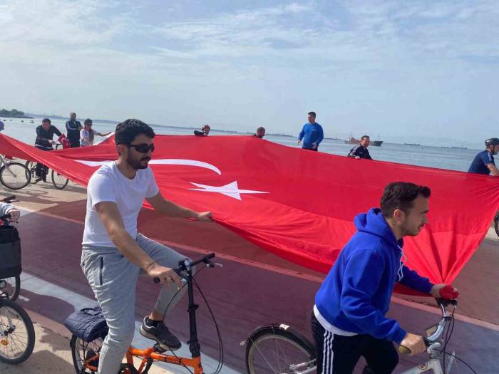 Pendik’te 19 Mayıs İçin Türk Bayrağıyla Pedal Çevirdiler