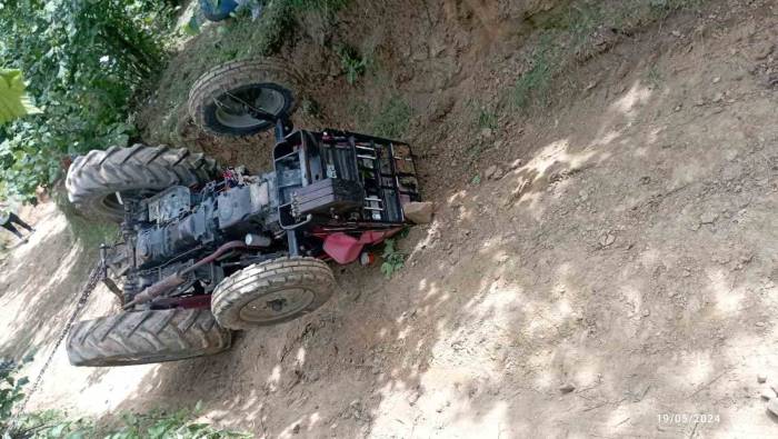 Devrilen Traktörün Altında Kalan Adam Hayatını Kaybetti